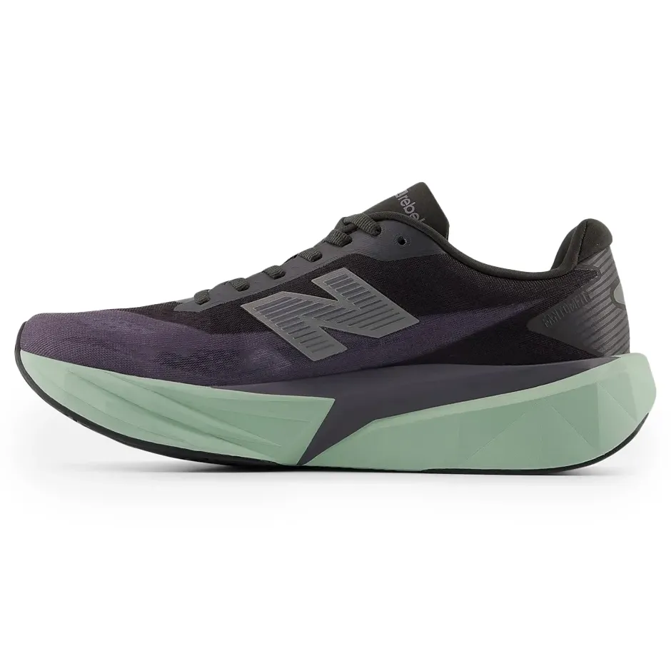 Tênis New Balance FuelCell Rebel V5 masculino preto com detalhes verdes vista frontal